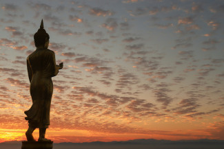 Buddhafigur im Sonnenaufgang