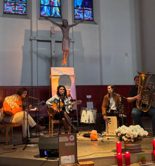 Konzert in der Lutherkirche mit 2 Gitarren, Sängerinnen. Cajon und Tuba - Lindenbar im Mai
