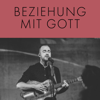 Andi Steinmaßl singt und spielt Gitarre