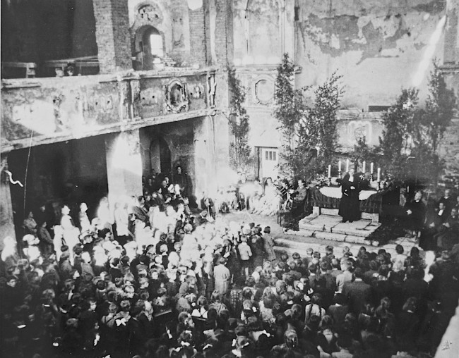 Gottesdienst in der zerstörten Kirche