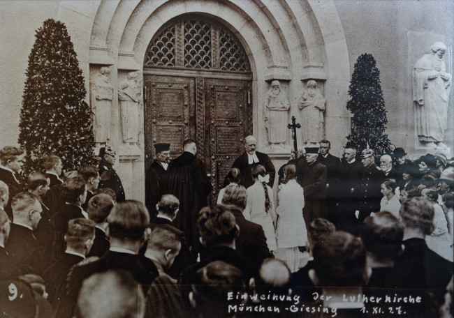1927 Am Kirchenportal bei der Einweihung 