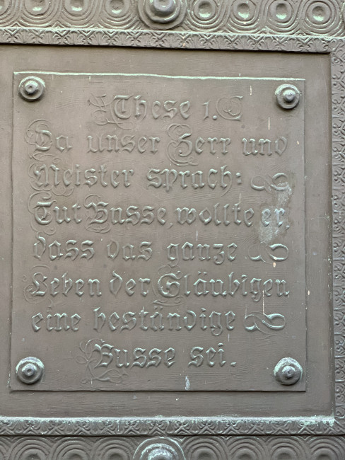 Kirchentür mit 1. These